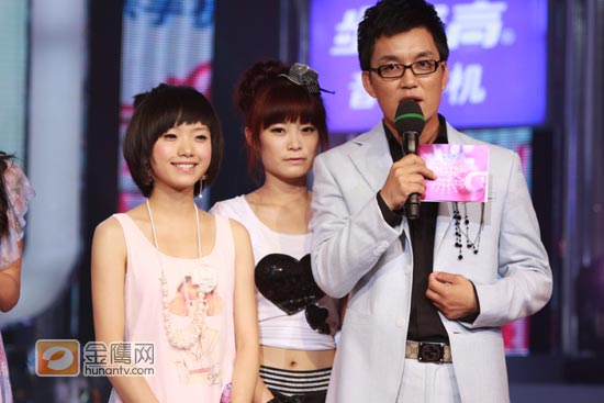 金鹰娱乐讯 6月14日快女300强突围赛最后一场。已是孩子他爸的李锐和80后孙骁骁一起主持虽让人觉得有“不和谐”之举，但这对从没搭档过的主持人在一起却带来了不一样的感觉。其中一选手在说出自己左手曾在不久前受过伤，贴心的李锐随即握住选手的左手表示安抚，并鼓励选手，场面温馨，更是突显了节目的人性化一面。（摄影：李湘 金鹰网独家稿件，转载请注明出处。）