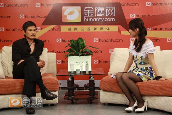 图为包小柏做客金鹰网。在快女舞台上，包小柏是出了名的“毒舌”评委，但他入木三分的点评也让选手们心甘情愿遭受他的“摧残”。15日下午，黑衬衣、黑裤子、锃亮的黑皮鞋，包小柏以一贯干练帅气的形象做客金鹰网，独家揭秘09快女台前幕后，对各路热门选手进行独家点评，更大胆预测未来快女20强。访谈时更是频频摆出丰富的手部姿势帮助解说，表达自己的心声。（金鹰网独家图片，转载注明版权。）