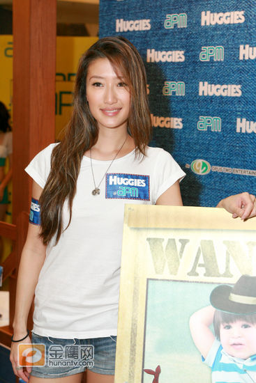 Jennifer Tse(谢婷婷)出席「Huggies学习裤活动」，带近十个穿著新纸尿片的小朋友在台上走秀。