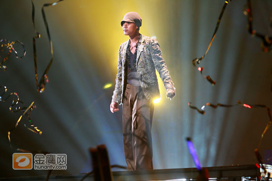 一连两场的林峰之峰情无限演唱会开锣。林峰十分投入。