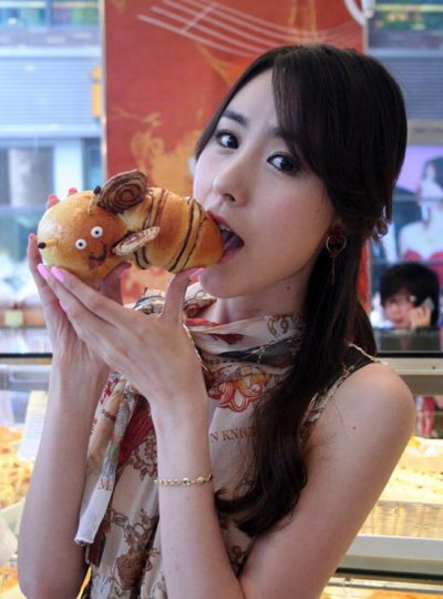 简美妍品尝面包
