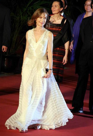 伊莎贝尔·于佩尔(Isabelle Huppert)白裙飘逸如仙子