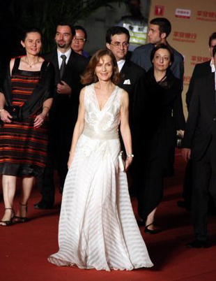 伊莎贝尔·于佩尔(Isabelle Huppert)盛装亮相笑容灿烂