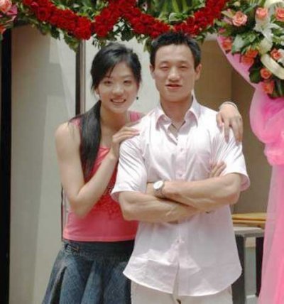 杨威夫妇开店，淘宝人气居亚军：奥运冠军杨威和女友杨云开店了！2008年，一家名为“杨云店铺”的网店在淘宝网“开业”。在众网友的追捧下，8月份其在淘宝网的“本月最热网店排行榜”上以近40万的点击量获得亚军。