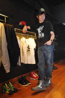 2009年3月15日，林俊杰在新加坡投资的Smudge Store潮店开幕。店面位于新加坡8A Ann SiangHill(安祥山)，是新加坡非常有名的老建筑区，其商品包括了牛仔裤、帽子、t-shirt等，也引进了好朋友张卓楠的球鞋品牌GreedyGenius，而林俊杰自己投资的Smudge品牌首先推出WARRIOR系列t-shirt。