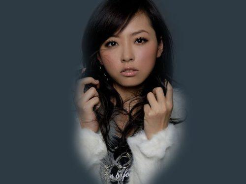 张靓颖 张靓颖这个来自四川成都的女孩,有着海豚般的声音,迷人的外表,以及庞大的凉粉。正是超级女声的成功举办让这个默默无闻的女孩走进了大众的视线。但张靓颖风光的背后却是一连串遭遇的挫折。父母离婚后，15岁的张靓颖就开始到酒吧卖唱赚钱，开始了6年的酒吧驻唱生活。
