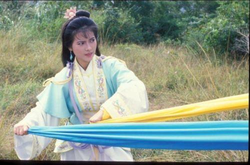 蓝洁瑛 曾在《大话西游》里扮演过美艳的春十三娘的香港昔日女星蓝洁瑛，2006年破产之后的生活凄惨。为了生计，她在一个海鲜酒家里与三四线歌手同场唱歌，媒体报道说场面冷清。