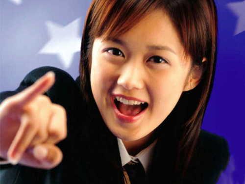 张娜拉 2007年，韩国男星权相宇多年来遭黑社会恐吓勒索一事曝光后，韩国影视歌三栖女星张娜拉的父亲朱虎声随后披露，张娜拉曾被强迫到酒吧唱歌。朱虎声在张娜拉的官方网站发表以《韩流与韩国娱乐圈的忧郁症》为题的文章，称张娜拉曾被人强迫到酒吧唱歌。因为实在支撑不下去，他和女儿最后选择向韩国警察厅求助。