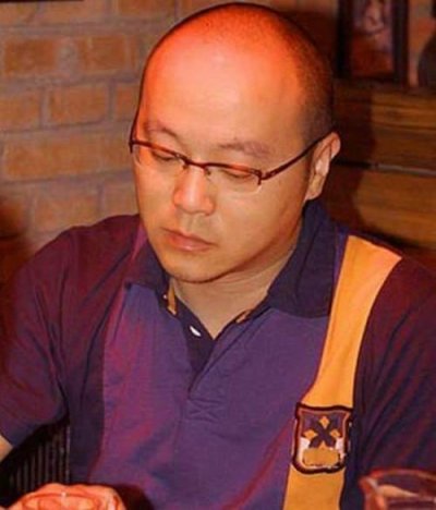 窦唯 中国老牌摇滚乐队“黑豹”前主唱窦唯，上个世纪末在中国乐坛占着举足轻重的地位，但2005年开始，他所签约的唱片公司也不愿意投入过多的钱用于宣传，以致唱片的销量相当低。为此，窦唯在北京某酒吧当歌手挣钱，每周的收入却不过千元，或许这是窦唯对真实自由的一种向往。