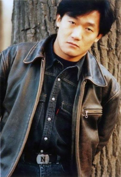谢东 曾经以一首《笑脸》唱红中国的谢东沉寂多年后，2008年年初因为复吸毒品再次受到人们的关注。在进行了长达半年的戒毒后，开始到北京的一家酒吧驻唱表演。媒体报道说，谢东唱歌时，不仅对酒吧里的客人突然跳上台要求合照的要求一一满足，甚至还用现场征婚这样自嘲的方式取悦观众。