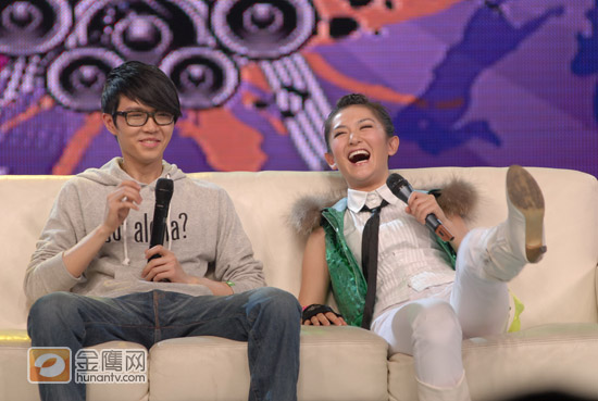 快乐家族大秀演技，谢娜和方大同扮演一对老年夫妇。谢娜笑翻在沙发上