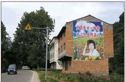 李宇春上计生宣传画：有网友在网上爆出猛料称，前不久他路过石柱县龙沙镇一个地名叫“外口”的地方时，发现有一幅超女李宇春巨型计划生育宣传画。李宇春的助理宋先生当即认为这一事件简直不可理喻！他表示，他们现在无法确定这幅画是否为有意恶搞，不过肯定是侵犯春春的肖像权，目前他们正在收集相关证据，拟追究相关人士的责任。
