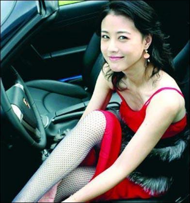 　周海媚被“移花接木” 香艳欲照三点尽露：1999年，有报章刊登一幅周海媚三点尽露的裸照，照片虽被怀疑是有人“移花接木”，仍为该媒体带来引人眼球的噱头，事后周海媚无奈地自嘲说：“我一定不会拍这种照片，而且我也没有照片中人那么好身材。”