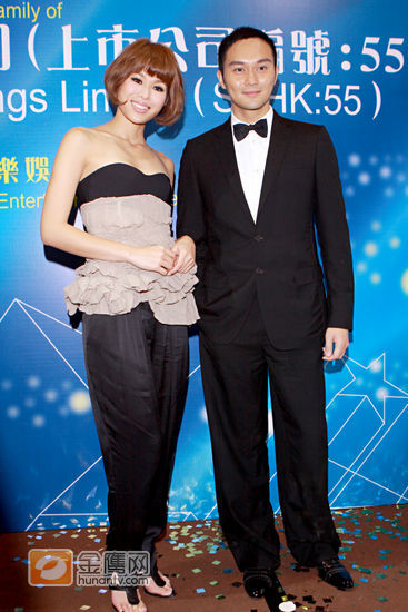 张智霖加盟新东家，胡杏儿前来捧场。