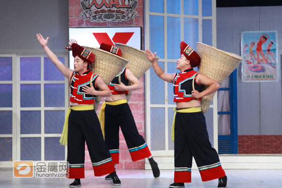 4月份以来，消防总队精心策划了一个以“传递平安、祝福千万”明信片传递活动为重点的新《消防法》宣传系列活动，取得了很大的社会反响。14日晚，湖南消防总队队长蒋爱兵携几名优秀的消防战士参加湖南卫视著名脱口秀节目《天天向上》的录制。录制现场不但展现消防战士英勇的一面，还展现生活当中，可爱、搞笑的消防战士。他们在节目现场带来极具名族风情的舞蹈，还有三位消防战士反串女生，可爱至极。（摄影：于慧娜，金鹰网独家图片，转载须注明版权。）