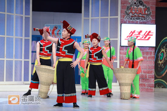 4月份以来，消防总队精心策划了一个以“传递平安、祝福千万”明信片传递活动为重点的新《消防法》宣传系列活动，取得了很大的社会反响。14日晚，湖南消防总队队长蒋爱兵携几名优秀的消防战士参加湖南卫视著名脱口秀节目《天天向上》的录制。录制现场不但展现消防战士英勇的一面，还展现生活当中，可爱、搞笑的消防战士。他们在节目现场带来极具名族风情的舞蹈，还有三位消防战士反串女生，可爱至极。（摄影：于慧娜，金鹰网独家图片，转载须注明版权。）