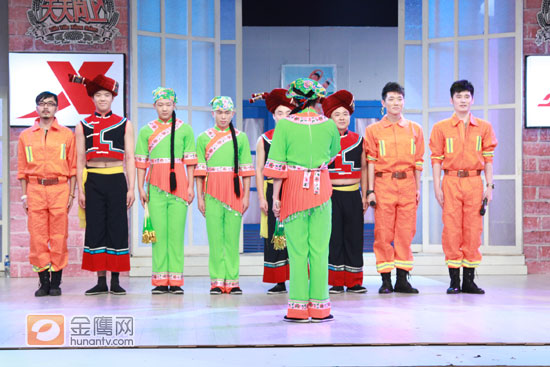 4月份以来，消防总队精心策划了一个以“传递平安、祝福千万”明信片传递活动为重点的新《消防法》宣传系列活动，取得了很大的社会反响。14日晚，湖南消防总队队长蒋爱兵携几名优秀的消防战士参加湖南卫视著名脱口秀节目《天天向上》的录制。录制现场不但展现消防战士英勇的一面，还展现生活当中，可爱、搞笑的消防战士。他们在节目现场带来极具名族风情的舞蹈，还有三位消防战士反串女生，可爱至极。（摄影：于慧娜，金鹰网独家图片，转载须注明版权。）