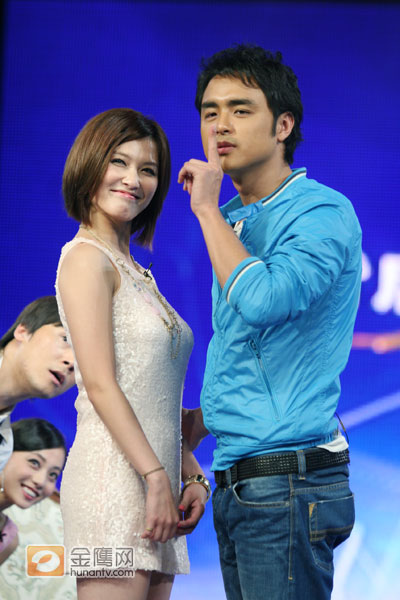 《微笑在我心》四位主演：明道、张嘉倪、马可、徐婕儿做客湖南卫视注明访谈节目《背后的故事》，为即将在湖南卫视播出的青春偶像剧《微笑在我心》宣传造势，私下感情很好的四位主演在舞台上也表现出相当亲密。（摄影：于慧娜，金鹰网独家图片，转载须注明版权。）