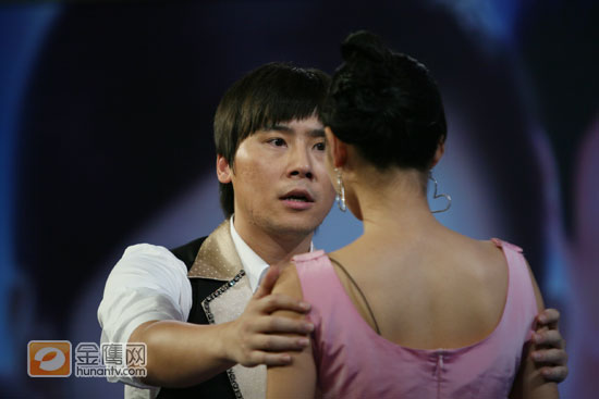 《微笑在我心》四位主演：明道、张嘉倪、马可、徐婕儿做客湖南卫视注明访谈节目《背后的故事》，为即将在湖南卫视播出的青春偶像剧《微笑在我心》宣传造势，私下感情很好的四位主演在舞台上也表现出相当亲密。（摄影：于慧娜，金鹰网独家图片，转载须注明版权。）