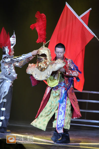 杨屹将京剧和Hip Hop结合与魔术。（摄影：于慧娜，金鹰网独家图片，转载须注明版权。）