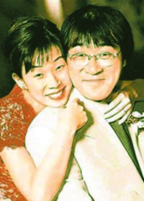 发挥专业精神——歌词党：林忆莲 & 李宗盛 当年，李宗盛不顾前妻儿女，和林忆莲爱得死去活来，1998年结婚，但仅6个年头之后，两人的恋情却走到尽头，2004年，两人各发“分手声明”，爱，果真成了往事。李宗盛：我们的爱若是错误／愿你我没有白白受苦／Sandy……祝你幸福找到你要的，你认为值得的。我与林忆莲小姐已在友好的气氛下结束了婚姻的关系，以上是我对这件事最终与唯一的声明。 　