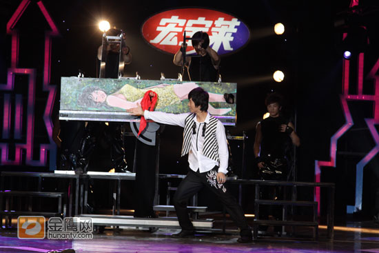 杨乐乐被关进柜子中