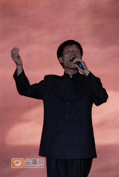 可爱、憨厚的老马现场飚歌
