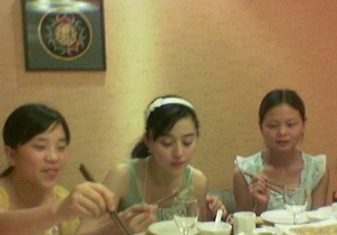 与好友聚会用餐