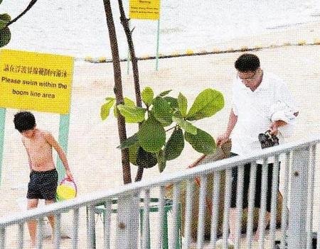 现年56岁的吴孟达早前经历两次婚姻失败，至96年与第三任妻子奉女成婚，03年终于老来得子，吴孟达将幼子是为宝，近年在内地拼命拍剧，都是为了让妻儿过得更好。经常各地穿梭的吴孟达，早前难得与一对子女现身香港，入住长洲度假。在沙滩上，吴孟达连同儿子摆开沙滩席，儿子拿着胶桶胶铲到海边玩，吴孟达则偷闲抽根烟，望着调皮活泼的爱子，心满意足。