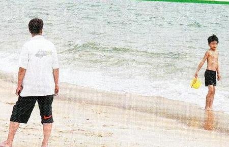现年56岁的吴孟达早前经历两次婚姻失败，至96年与第三任妻子奉女成婚，03年终于老来得子，吴孟达将幼子是为宝，近年在内地拼命拍剧，都是为了让妻儿过得更好。经常各地穿梭的吴孟达，早前难得与一对子女现身香港，入住长洲度假。在沙滩上，吴孟达连同儿子摆开沙滩席，儿子拿着胶桶胶铲到海边玩，吴孟达则偷闲抽根烟，望着调皮活泼的爱子，心满意足。