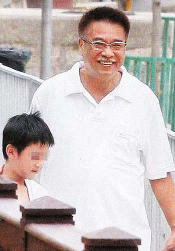 现年56岁的吴孟达早前经历两次婚姻失败，至96年与第三任妻子奉女成婚，03年终于老来得子，吴孟达将幼子是为宝，近年在内地拼命拍剧，都是为了让妻儿过得更好。经常各地穿梭的吴孟达，早前难得与一对子女现身香港，入住长洲度假。在沙滩上，吴孟达连同儿子摆开沙滩席，儿子拿着胶桶胶铲到海边玩，吴孟达则偷闲抽根烟，望着调皮活泼的爱子，心满意足。