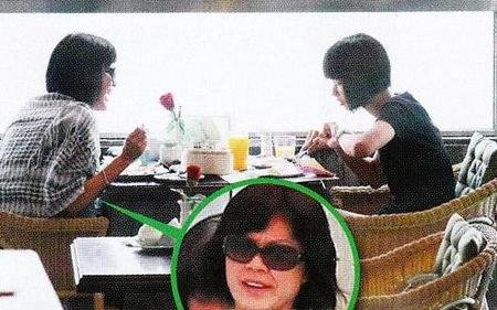 现年56岁的吴孟达早前经历两次婚姻失败，至96年与第三任妻子奉女成婚，03年终于老来得子，吴孟达将幼子是为宝，近年在内地拼命拍剧，都是为了让妻儿过得更好。经常各地穿梭的吴孟达，早前难得与一对子女现身香港，入住长洲度假。在沙滩上，吴孟达连同儿子摆开沙滩席，儿子拿着胶桶胶铲到海边玩，吴孟达则偷闲抽根烟，望着调皮活泼的爱子，心满意足。