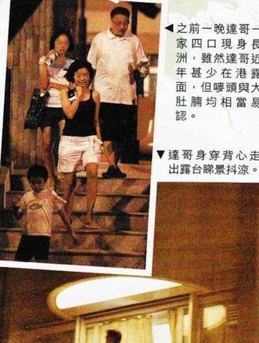 现年56岁的吴孟达早前经历两次婚姻失败，至96年与第三任妻子奉女成婚，03年终于老来得子，吴孟达将幼子是为宝，近年在内地拼命拍剧，都是为了让妻儿过得更好。经常各地穿梭的吴孟达，早前难得与一对子女现身香港，入住长洲度假。在沙滩上，吴孟达连同儿子摆开沙滩席，儿子拿着胶桶胶铲到海边玩，吴孟达则偷闲抽根烟，望着调皮活泼的爱子，心满意足。