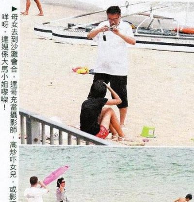 现年56岁的吴孟达早前经历两次婚姻失败，至96年与第三任妻子奉女成婚，03年终于老来得子，吴孟达将幼子是为宝，近年在内地拼命拍剧，都是为了让妻儿过得更好。经常各地穿梭的吴孟达，早前难得与一对子女现身香港，入住长洲度假。在沙滩上，吴孟达连同儿子摆开沙滩席，儿子拿着胶桶胶铲到海边玩，吴孟达则偷闲抽根烟，望着调皮活泼的爱子，心满意足。