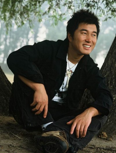 满文军　吸毒引形象大跌 　　唱过《懂你》的歌手满文军，一夜之间让大家不懂了。