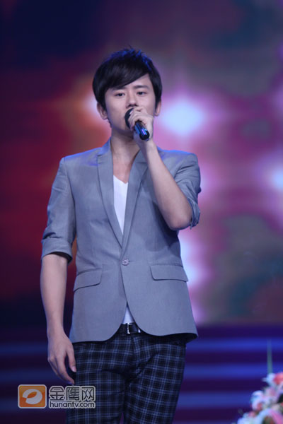 著名导演麦兆辉、著名监制尔冬升、影帝刘青云和两位超级型男吴彦祖、古天乐等空降长沙，为香港最新大片《窃听风云》造势。29日参加湖南卫视著名访谈节目《背后的故事》。天娱旗下艺人张杰作为影片主题曲《勿忘心安》的演唱者也盛装出席，并在现场高歌电影主题曲。（摄影：于慧娜，金鹰网独家图片，转载须注明版权。）