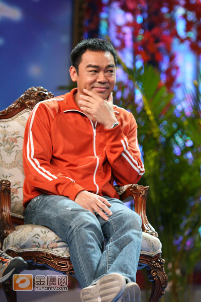 29日，著名导演麦兆辉、著名监制尔冬升、影帝刘青云和两位超级型男吴彦祖、古天乐等空降长沙参加湖南卫视著名访谈节目《背后的故事》录制，为香港最新大片《窃听风云》造势。刘青云现场讲述艰辛的获奖之路，苦等13年，终获影帝。（摄影：于慧娜，金鹰网独家图片，转载须注明版权。）