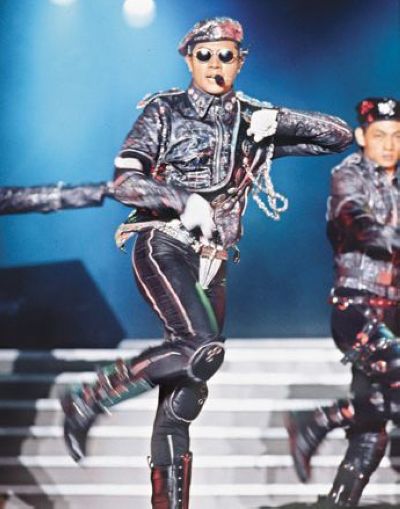 郭富城在香港红馆1998演唱会模仿迈克尔·杰克逊。