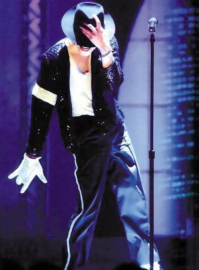 刘德华在2004“vision tour” 香港演唱会上，演唱《凭什么》时模仿迈克尔·杰克逊舞蹈。