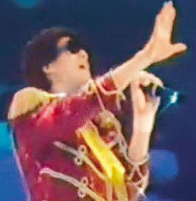 郑少秋在1984年的演唱会中扮迈克尔，形神兼备非常搞笑。郑少秋的模仿被观众大赞造型惟妙惟肖，后来他在无线搞笑颁奖礼上再度上场扮迈克尔，至今仍令人津津乐道。