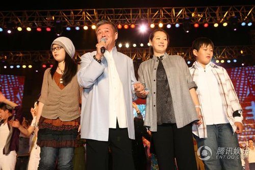 赵本山本月中旬(6月13日)在沈阳本山传媒基地迎接长江商学院校友会的朋友们，盛情款待他们前来参加长江商学院校友会“辽宁分会”的成立。篝火晚会上，赵本山与家人一起狂欢，和儿子亲密耳语，父子情深。