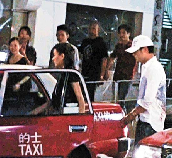 据香港媒体报道，杨恭如前晚(6月27日)被发现与一名高大型男到香港兰桂坊泡夜店，尽兴至凌晨3时，恭如还挽着男伴手臂并肩离开。当她登上的士后，突然发现有记者拍照，即不让男伴上车。不过事后恭如被问到当晚的型男是否其新男友，她却说：“不是！”
