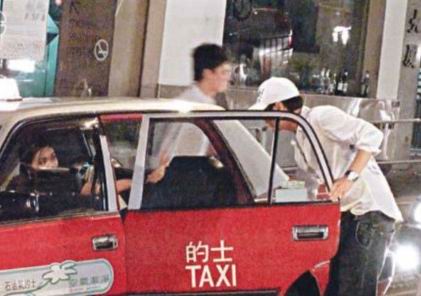 据香港媒体报道，杨恭如前晚(6月27日)被发现与一名高大型男到香港兰桂坊泡夜店，尽兴至凌晨3时，恭如还挽着男伴手臂并肩离开。当她登上的士后，突然发现有记者拍照，即不让男伴上车。不过事后恭如被问到当晚的型男是否其新男友，她却说：“不是！”