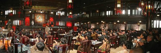 金鹰娱乐讯 由华谊兄弟天意影视投资出品的年代情感大戏《故梦》已经完成全部制作，日前制作方为《故梦》制作的精美画册曝光。画面精致唯美，精装大戏恢弘气势初现。