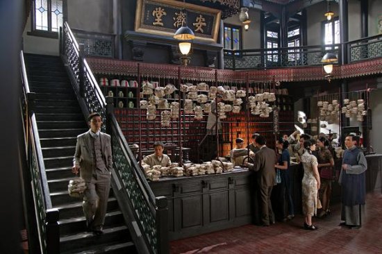 金鹰娱乐讯 由华谊兄弟天意影视投资出品的年代情感大戏《故梦》已经完成全部制作，日前制作方为《故梦》制作的精美画册曝光。画面精致唯美，精装大戏恢弘气势初现。
