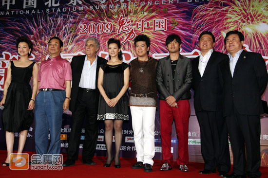 金鹰娱乐讯（北京记者：冯紫剑）6月29日下午，在媒体的苦等之下，世纪歌剧大师多明戈、世界钢琴巨星郎朗、华语流行天王周杰伦伴随着民歌天后宋祖英一同集体亮相，在北京举行了最后一场“鸟巢夏季音乐会”新闻发布会。媒体等了一个多月终于迎来了第一张四人的“全家福”。（文/图：冯紫剑 金鹰娱乐北京站稿件，转载请注明出处。）
