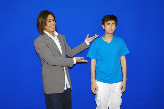 朱孝天不吝给后辈黄靖伦执导演技