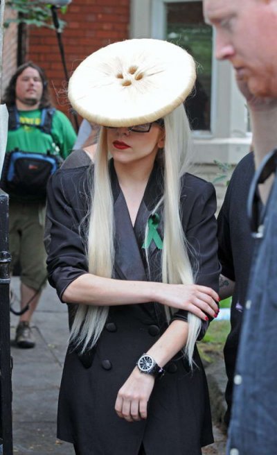 Lady GaGa头顶扣子招摇过市
