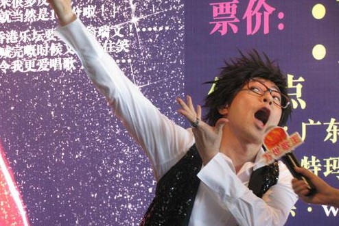 现场大摆夸张造型
