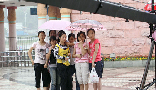 快女们引来粉丝围观